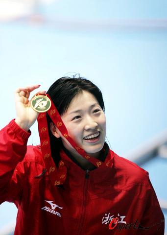 金光闪闪！奥运冠军笑逐颜开的简单介绍